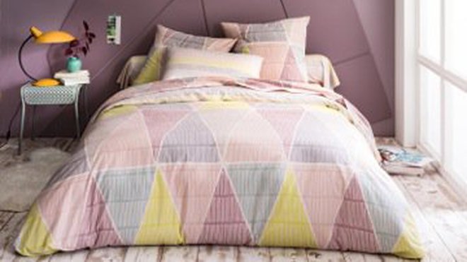 Géométrique et pastel. Une parure 100% coton. La housse de couette existe en 140, 200, 240 et 260 cm. A partir de 45,90 €. Becquet.