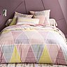Géométrique et pastel. Une parure 100% coton. La housse de couette existe en 140, 200, 240 et 260 cm. A partir de 45,90 €. Becquet.