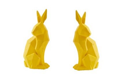 Ce mignon lapin japonisant en résine, H 24 cm, existe en blanc et en jaune. 12,90 €. Becquet.