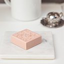Un joli savon Rose et Marius gravé aux motifs d'un carreau de ciment.