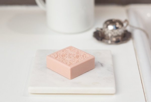 Un joli savon Rose et Marius gravé aux motifs d'un carreau de ciment.