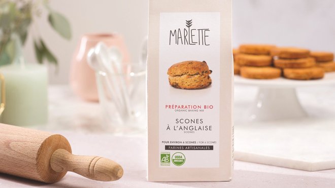Tous les ingrédients sont réunis pour préparer de délicieux scones à l'anglaise.