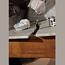 Etape 3 : enduire les côtés cassés de la plaque de marbre.