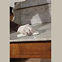 Etape 5 : enduire légèrement le dessus de la tablette de marbre et enlever l’excédent immédiatement avant séchage. Passer ensuite un chiffon légèrement imbibé d’acétone pour nettoyer la surface.