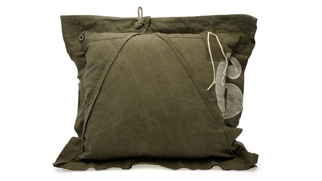 Unique, ce coussin moelleux est fabriqué à partir de toiles militaires néerlandaises recyclées. Réalisé sur demande dans un atelier des Pays-Bas. En 40 x 80 cm : 65 €. Coussin Army. Love Creative People.
