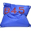Un pouf qui a une histoire. Création unique à partir d'une voile recyclée. 140 x 140 x H 50 cm 379 €. Design JB Roger / A. Beyou. Maxi-Pouf. 727 Sailbags.