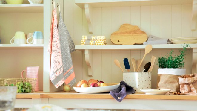 Ambiance gourmande. Les deux torchons, 19,90 €. La planche à découper, 14,90 €. Le porte-ustensiles en métal, 19,90 €.