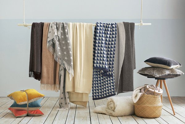 Pour se blottir une fois l'hiver venu, des plaids confortables. Modèle en tweed, 130 x 180 cm, 49,90 €. Le modèle à étoiles, 130 x 180 cm, 59,90 €. Le modèle torsadé, 130 x 180 cm, 89,90 €.