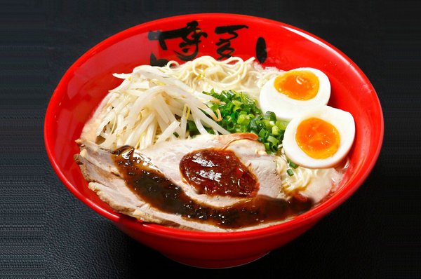Le fameux ramen au tonkotsu est constitué de nouilles traditionnelles préparées dans un bouillon à base d'os de porc, puis agrémenté de viande, légumes, épices, œuf ajitama...