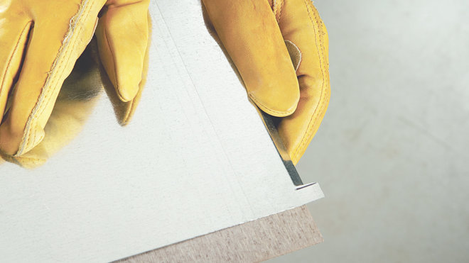 Etape 4 : En vous guidant avec le bord de votre surface de travail, pliez 3 côtés de 1 cm de ce revêtement pour votre solarium. Etape 4 : En vous guidant avec le bord de votre surface de travail, pliez 3 côtés de 1 cm de ce revêtement pour votre solarium.