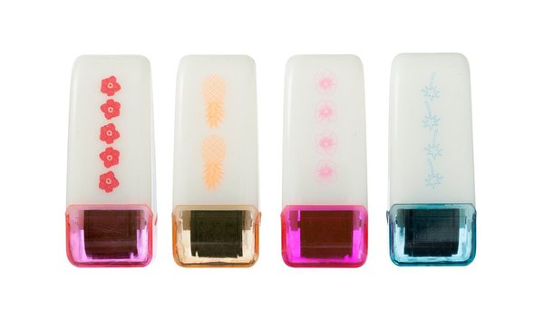 Un lot de 4 tampons auto-encreurs. 2,50 €.