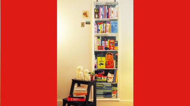 Ce papier-peint en papier pelliculé représente une bibliothèque en trompe l’œil. 75 € le panneau de 1,80 x 0,50 m. Création marine Vandel. Panneau Ma Bibliothèque. The Collection Editions.