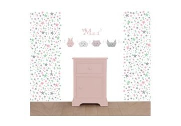 Pour faire de jolis rêves, un papier-peint étoilé. Papier peint intissé satin. Le lé de H 2,50 x 0,50 m : 38 €. Collection Origami. LiliPouce.