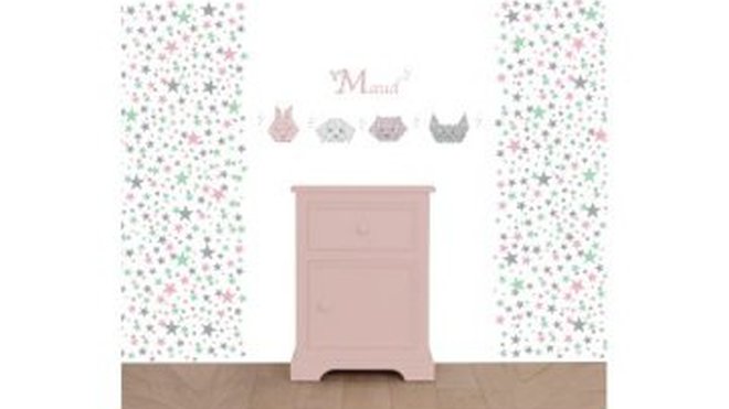 Pour faire de jolis rêves, un papier-peint étoilé. Papier peint intissé satin. Le lé de H 2,50 x 0,50 m : 38 €. Collection Origami. LiliPouce.