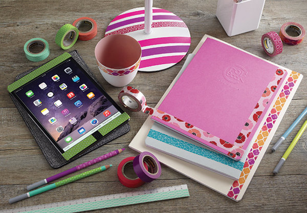 Cahiers, carnets et accessoires de bureau se parent de couleurs gaies et pimpantes.