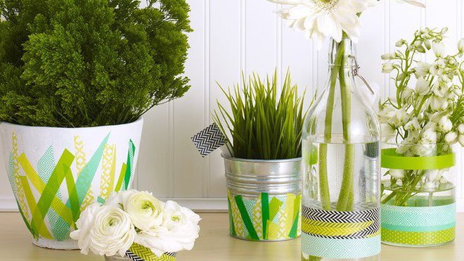 Dans le coin jardin, les pots et les vases se couvrent de bandes adhésives décoratives. Dans le coin jardin, les pots et les vases se couvrent de bandes adhésives décoratives.
