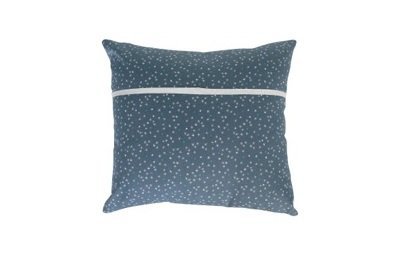 Pour les plus petits, un coussin habillé d’une housse 100 % coton et décoré d’un ruban argenté. 30 x 30 cm ou 40 x 40 cm. A partir de 25 €. Coussin Oscar. Silly &amp;amp;amp;amp;amp;amp;amp; Billy.