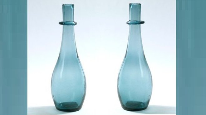 Pour égayer le salon avec un bouquet de fleurs, un vase bouteille en verre coloré. Diamètre 10 cm x H 29 cm 17 €. Maison Aimable.