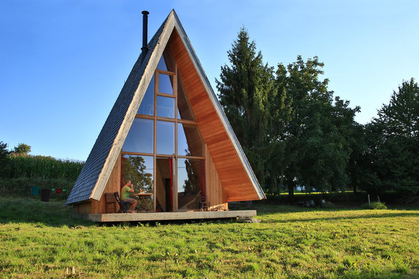 Cette construction savoyarde en sapin du Nord et mélèze est conçue selon les règles de l’architecture bioclimatique. Elle offre un grand volume, sur un plateau de 50 m², dans une petite maison. L’espace de vie en double hauteur distribue couchages, salle d’eau, sanitaires et cellier. Il est prolongé par une terrasse protégée par les débords du toit. Réalisation Arba.