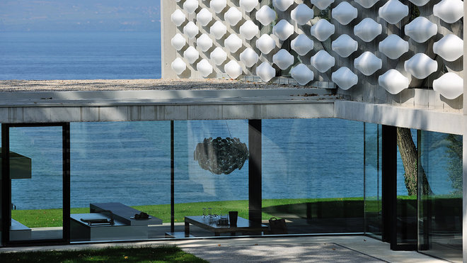 La maison au bord du lac élimine les frontières entre l’intérieur et l’extérieur. Réalisation Pierre Minassian.