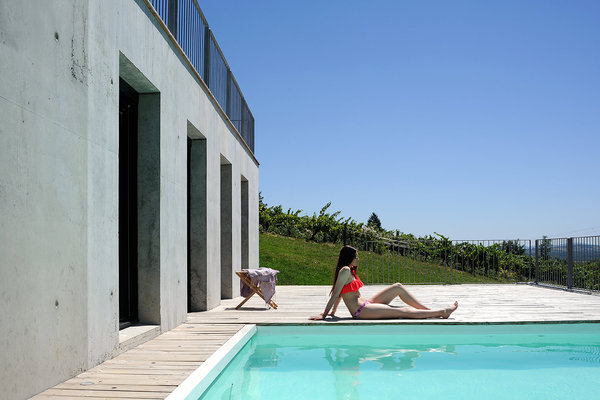 La disposition architecturale en gradins a permis l'aménagement sur les toitures d'une piscine et de grandes terrasses. Le niveau bas intègre le garage et la piscine. Réalisation Barrès-Coquet Architectes.