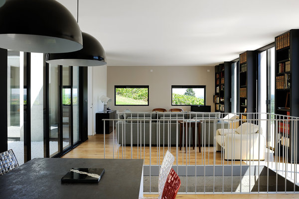 Le dernier étage de la maison gradin accueille les pièces à vivre qui surplombent le paysage. Réalisation Barrès-Coquet Architectes.