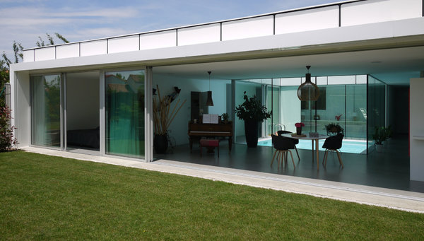 Ce pavillon à la géométrie simple, reprenant le dessin d’un carré évidé, a été réalisé dans la périphérie nantaise. Il est pensé autour d'une piscine centrale. Réalisation Avignon-Clouet Architectes.