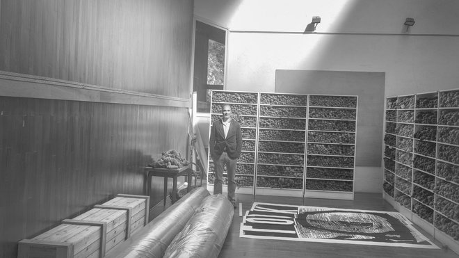 Petit-fils du fondateur, et aujourd’hui aux commandes de la manufacture, Lucas Pinton s’attache à insuffler une modernité aux nouvelles collections en faisant appel à des artistes pointus.