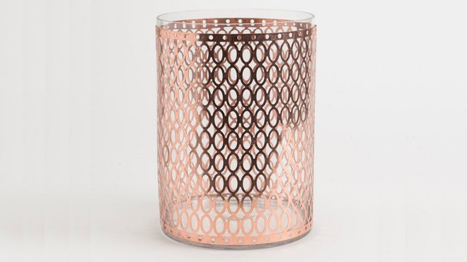 Tout en délicatesse, un vase en verre et dentelle de cuivre. 20 x H 28 cm. 43 €. Amadeus sur www.cadesdesign.com