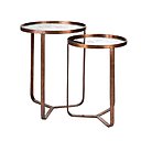 Deux bouts de canapé gigognes avec plateau en verre et pieds en métal couleur cuivre. Diamètre 45 x H 63 cm pour le grand modèle. 481 €. Set de tables gigognes Bon chez Blanc d'Ivoire.