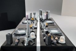 Une table chic et urbaine, en noir et blanc.