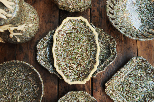 Pièces de faïence fine et jaspée d’Yvonne Rigo et fils. Les différences de tons entre les couleurs sont rehaussées par la transparence et la brillance de l’émail.