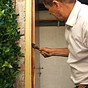 Etape 4 : Avec le même glacis et la brosse de pouce, mettre en teinte l’épaisseur de la porte plane.