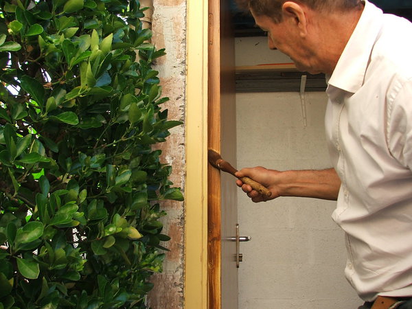 Etape 4 : Avec le même glacis et la brosse de pouce, mettre en teinte l’épaisseur de la porte plane.