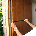 Etape 5 : Diviser la surface de la porte en 4 planches de plus ou moins de 23 cm. L’opération sera effectuée avec une bandelette de drap de billard, que l’on passe dans le frais du glacis, en tirant le geste du haut de la porte vers le bas.