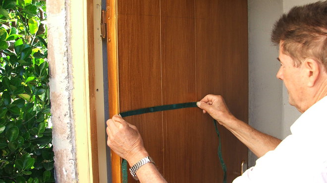 Etape 5 : Diviser la surface de la porte en 4 planches de plus ou moins de 23 cm. L’opération sera effectuée avec une bandelette de drap de billard, que l’on passe dans le frais du glacis, en tirant le geste du haut de la porte vers le bas.