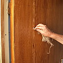 Etape 6 : A la toile de tapissier, démarquer la jonction de deux planches entre elles ; pour cela appuyer sur la toile et descendre le geste le plus linéairement possible.