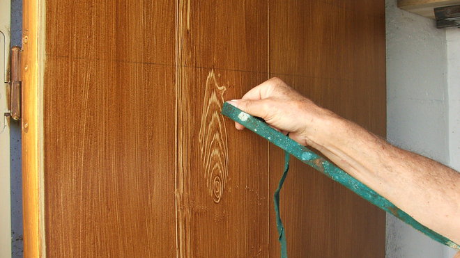 Etape 7 : Sur une planche, le dessin de la ronce sera réalisé à la bandelette de drap de billard.