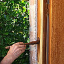 Etape 11 : Le bâti de la porte est mis en teinte avec le glacis à l’aide de la brosse de pouce.