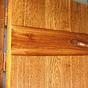 Etape 12 : Appliquer le glacis teinté sur les deux traverses (haute et basse) en tirant bien la teinte à la brosse de pouce.