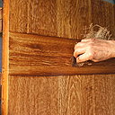 Etape 13 : Passer la toile de tapissier sur les traverses, afin d’enlever un peu la teinte et laisser un aspect rayé.