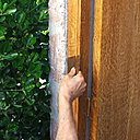 Etape 15 : Terminer le travail d’imitation en passant le peigne en acier à faux bois sur le bâti de la porte. Laisser sécher de 12 heures à 24 heures, puis passer deux couches de vernis glycérophtalique d’aspect brillant ou satiné.