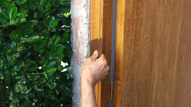 Etape 15 : Terminer le travail d’imitation en passant le peigne en acier à faux bois sur le bâti de la porte. Laisser sécher de 12 heures à 24 heures, puis passer deux couches de vernis glycérophtalique d’aspect brillant ou satiné.