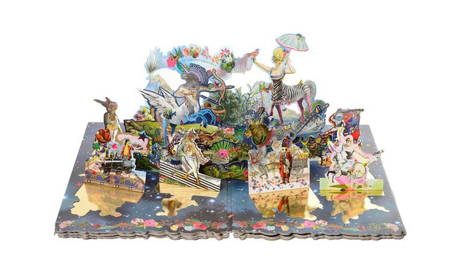 Un calendrier véritable œuvre d'art. Celui-ci est signé Christian Lacroix. Au centre, un extraordinaire pop-up de 4 personnages : Zebra Girl, Shaman, Jungle Leo et Wild Bird. Autour, des fenêtres qui s'ouvrent forment un tableau de 126 cm de large. Une fenêtre pop-up différente pour chacun des 24 jours précédant Noël. 49 €. En vente à la boutique Christian Lacroix. 2-4, place Saint-Sulpice à Paris.