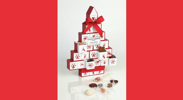 Ce calendrier à la silhouette d'un arbre de Noël se compose de 24 mini-tiroirs à ouvrir à l'aide d'une tirette en ruban de satin, et garnis de gourmandises : nougat blanc, caramel au beurre salé, meringuettes, pâtes de fruits… Le calendrier devient ensuite un accessoire déco à garder. 42,90 €. En vente à partir du 14 novembre. Sébastien Gaudard.