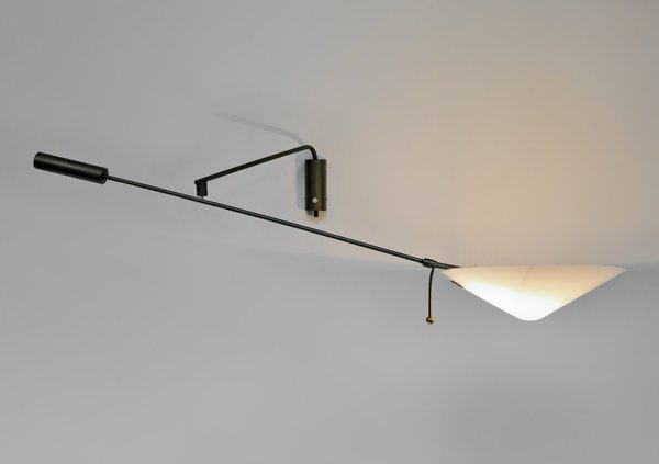 Orientable, une applique à contrepoids 242P signée Robert Mathieu (Edition R. Mathieu - 1958/59).