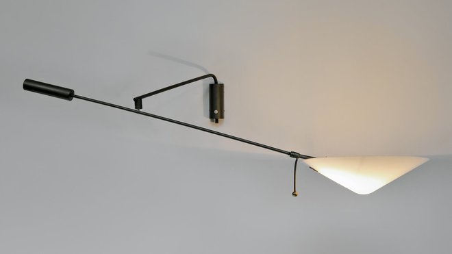 Orientable, une applique à contrepoids 242P signée Robert Mathieu (Edition R. Mathieu - 1958/59). Orientable, une applique à contrepoids 242P signée Robert Mathieu (Edition R. Mathieu - 1958/59).