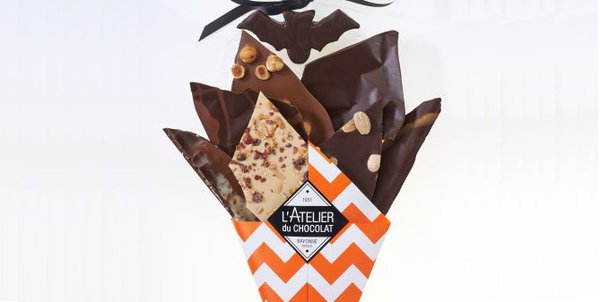 Déguster l'effrayante chauve souris en chocolat gardienne du bouquet de l'Atelier du chocolat.
