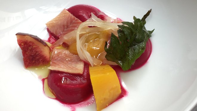 L'anguille fumée, purée de betterave balsamique, condiment Savora Mostarda.