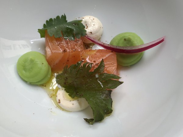 Le saumon Gravlax, crème de brocoli, Combawa, condiment Tarama citronnelle. Excellent.